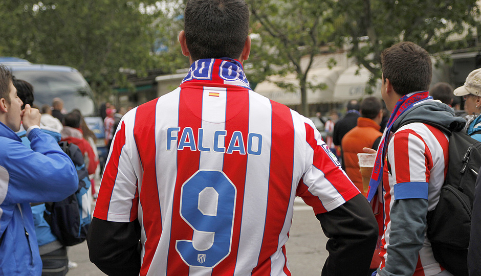 Temporada 12/13. Final Copa del Rey 2012-13. Real Madrid - Atlético de Madrid. Un aficionado viste la camiseta rojiblanca de Radamel Falcao